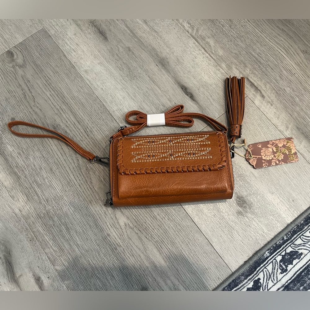 Elegant Tan Leather Crossbody Bag with Tassel